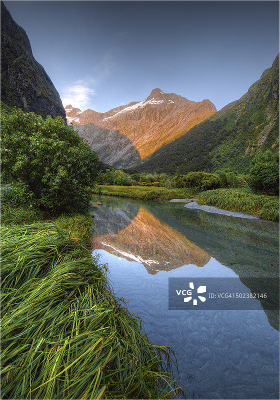 新西兰南岛米尔福德峡湾明塔罗湖图片素材