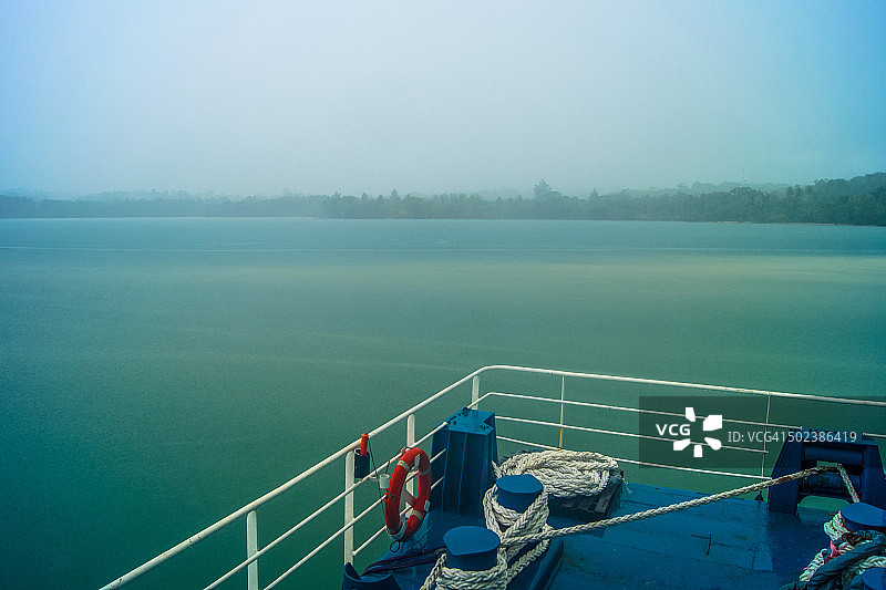 热带暴雨下的船只 | 马努斯岛图片素材