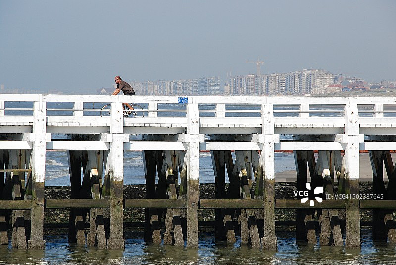 在尼乌波特港码头上骑自行车图片素材