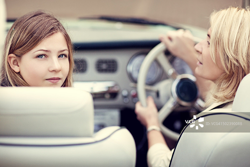 金发母女坐老爷车图片素材