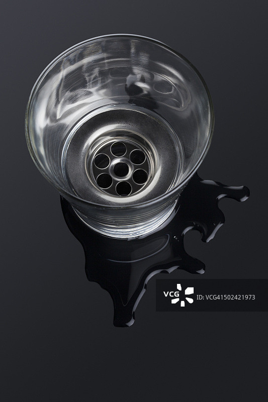 带塞孔的空水杯图片素材