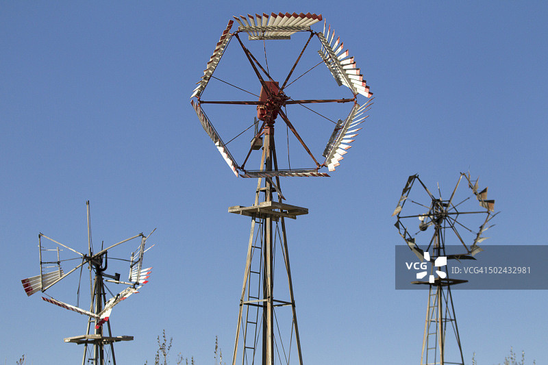 废弃的风车图片素材