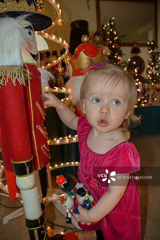 玩胡桃夹子的一岁宝宝图片素材