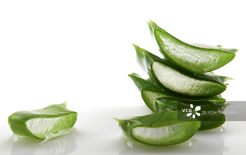 白色背景上分离的芦荟植物图片素材