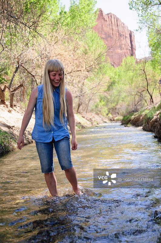 埃斯卡兰特河边的女孩图片素材