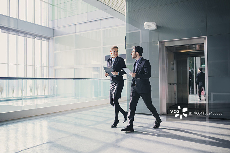 早高峰时段的办公室电梯走廊图片素材