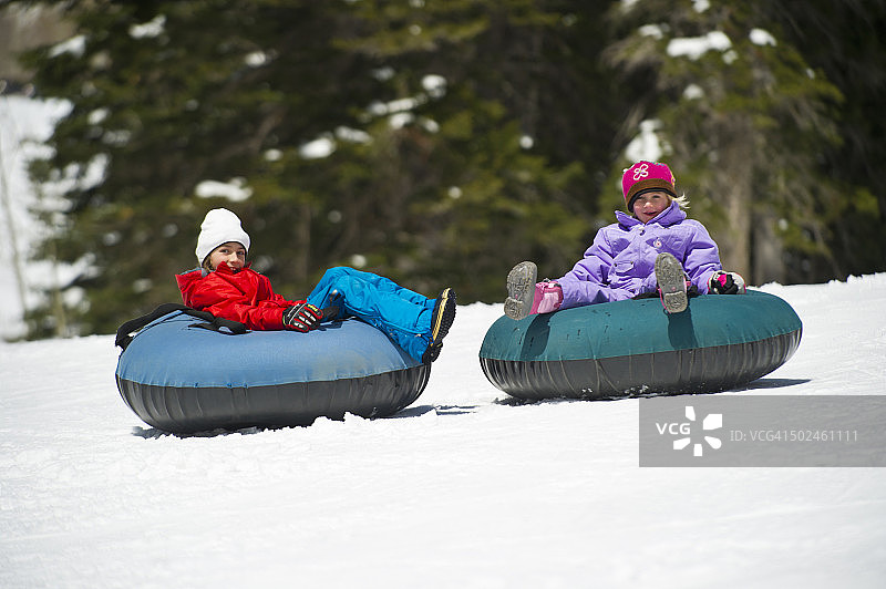 犹他州雪鸟滑雪场的轮胎滑雪图片素材