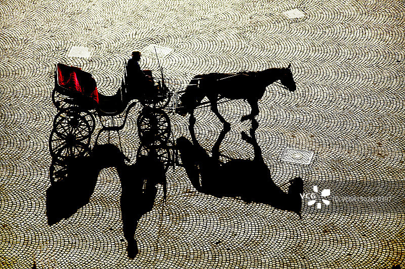 马车夫剪影和空马车图片素材