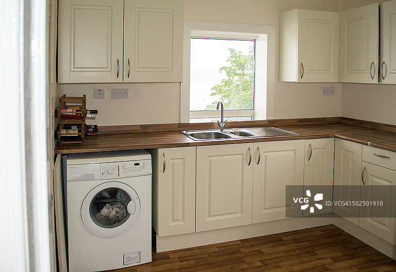 房屋室内：带水槽和复合材料台面的厨房图片素材