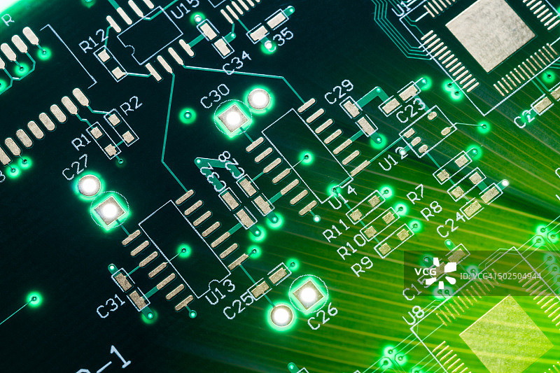 带有绿叶特写镜头的电路板图片素材