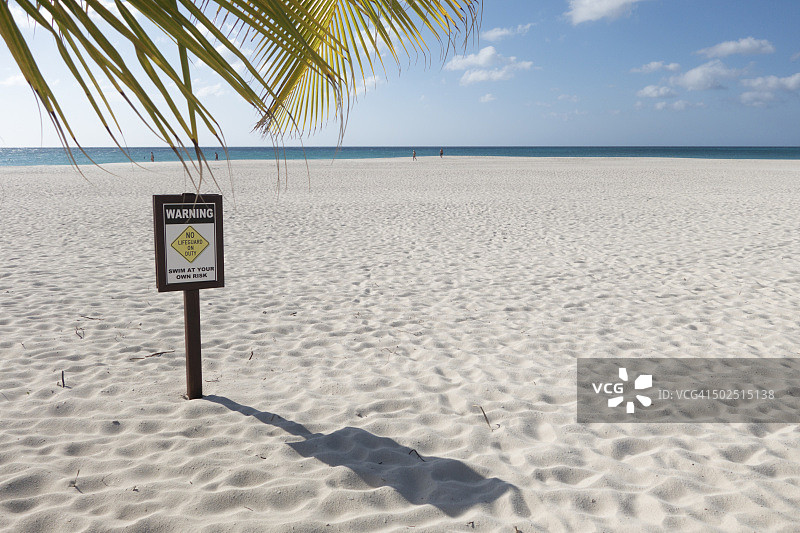 阿鲁巴海滩上的警告标志图片素材