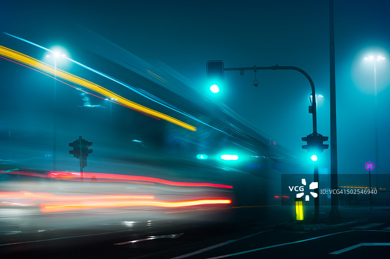 夜晚城市交通的模糊移动图片素材