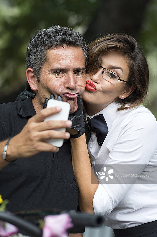 情侣手机自拍图片素材