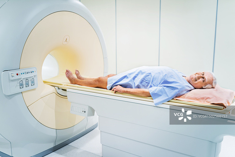 面带微笑的老年病人图片素材