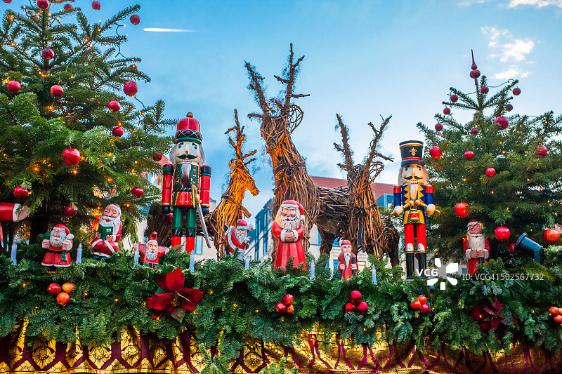 胡桃夹子与小鹿雕塑组合图片素材