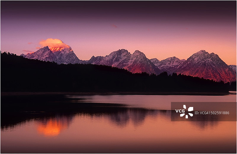 怀俄明州大提顿国家公园杰克逊湖的彩色黎明图片素材