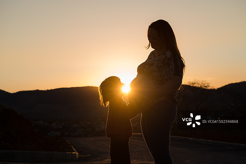 儿子亲吻怀孕母亲的肚子，里约热内卢，巴西图片素材