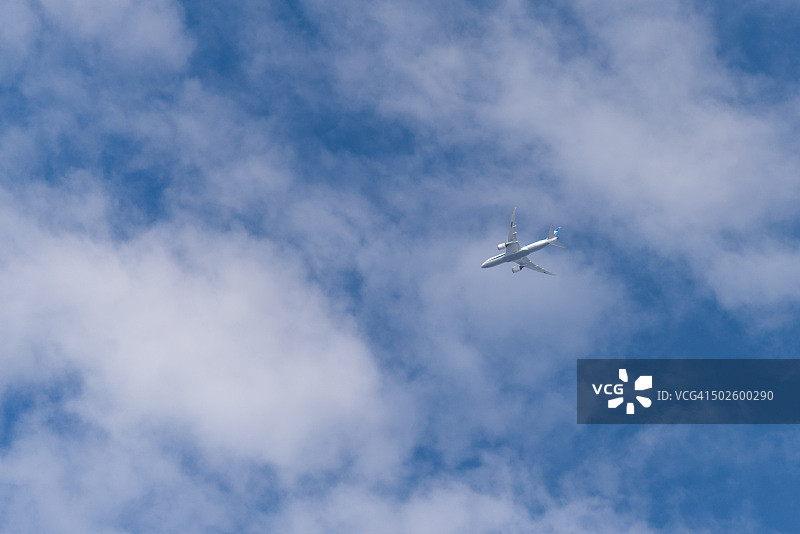 云雾蓝天下的飞机图片素材