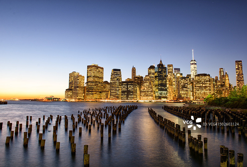 从布鲁克林大桥公园眺望纽约曼哈顿图片素材