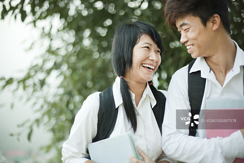 快乐的亚洲高中男女生在户外图片素材