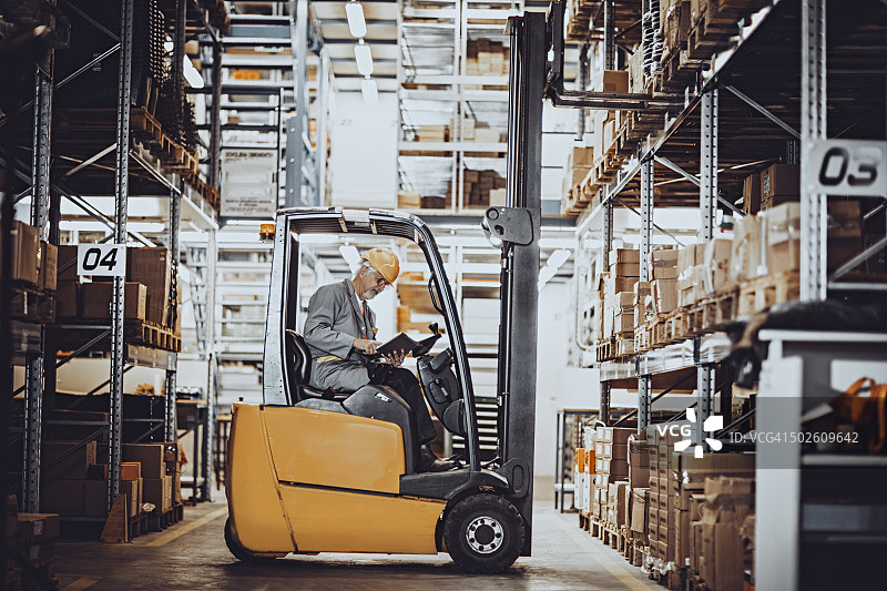 仓库叉车操作员图片素材