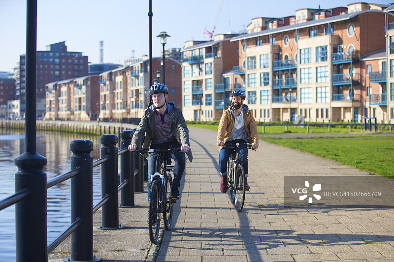朋友们在码头上骑自行车图片素材