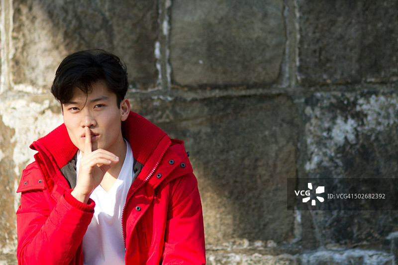 年轻男人摆出神秘姿势图片素材