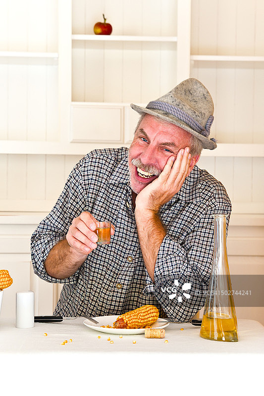 农民在辛勤劳作后小酌一杯图片素材