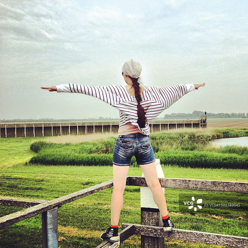 田野里的年轻女子图片素材