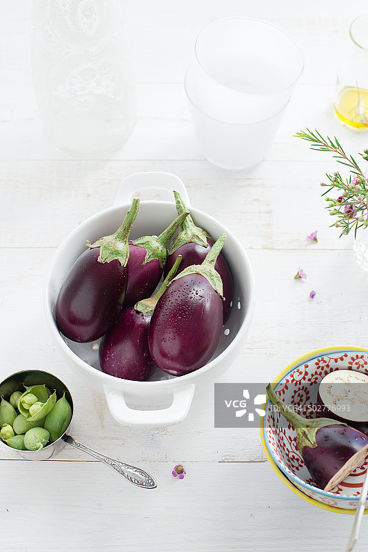 小茄子、新鲜鹰嘴豆和橄榄油图片素材