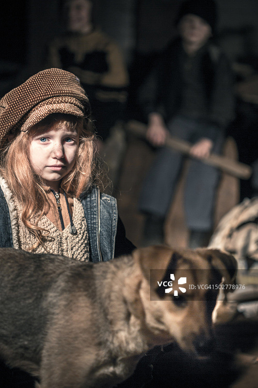 流浪女孩和她的杂种狗图片素材