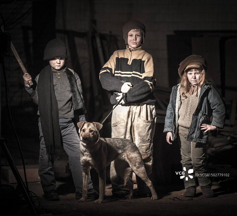 来自贫困郊区的孩子图片素材