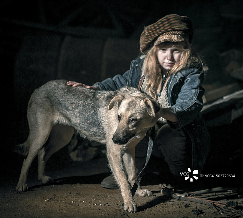 贫民窟中的忠实朋友图片素材