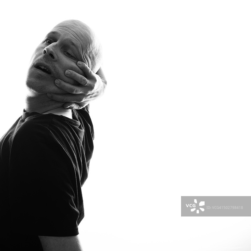 黑白逆光下的男人图片素材