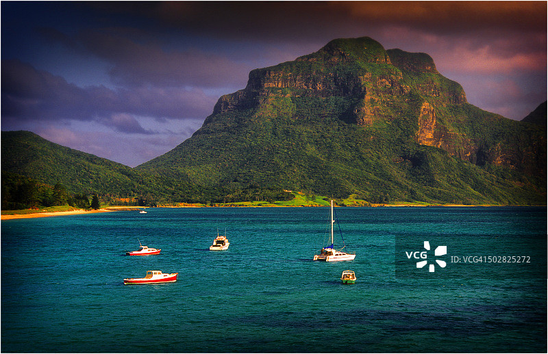 从豪勋爵岛的泻湖眺望高尔山，澳大利亚新南威尔士州图片素材