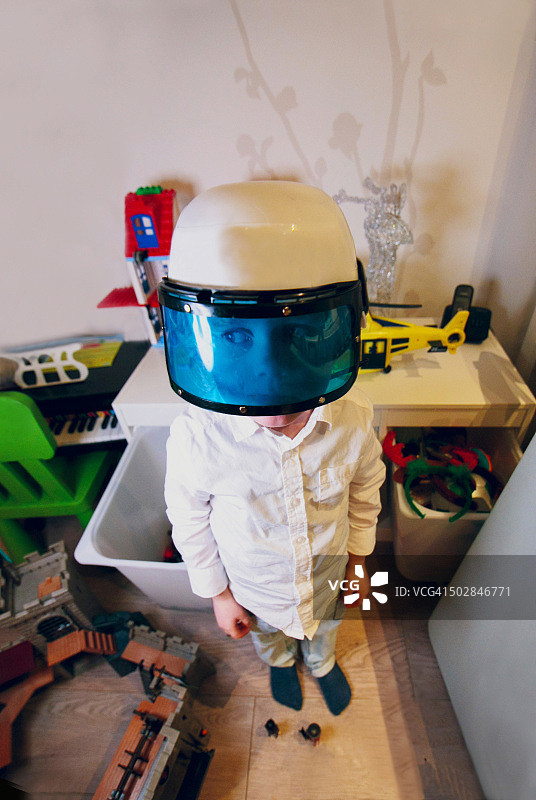 荷兰：戴警察头盔的男孩（4-5岁）图片素材