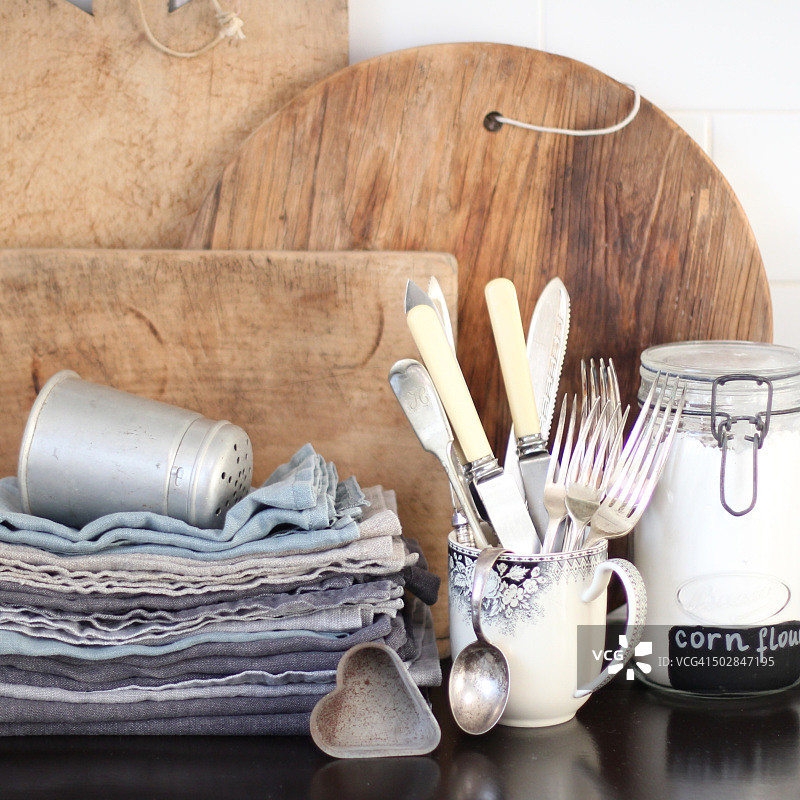 砧板、餐巾和餐具图片素材