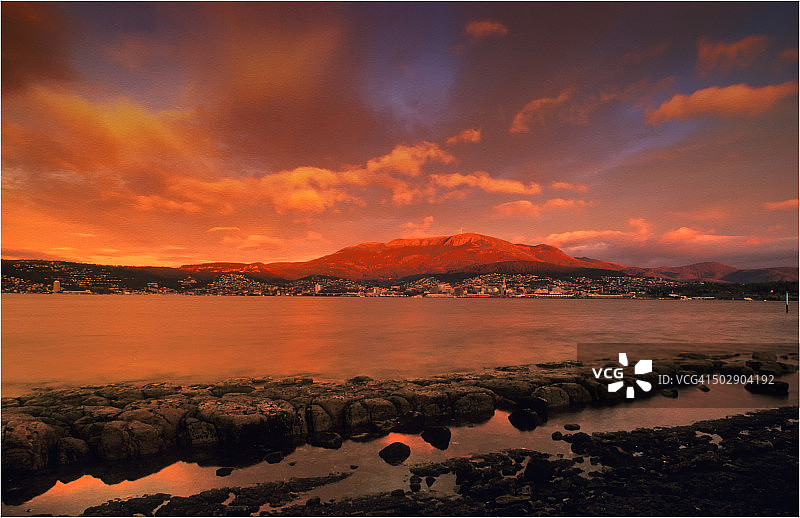 从霍巴特塔斯马尼亚的悬崖上眺望惠灵顿山图片素材