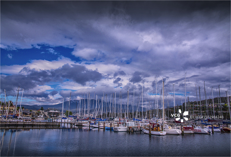 从澳大利亚塔斯马尼亚州霍巴特贝勒里夫游艇俱乐部眺望惠灵顿山图片素材