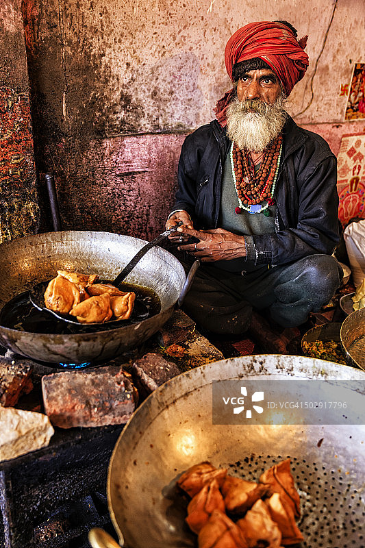 印度斋浦尔街头小吃商贩在准备食物图片素材