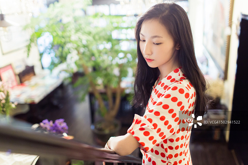 站在阁楼里的女孩图片素材