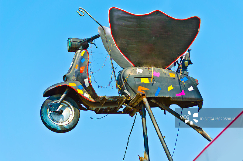 悬挂在屋顶上的装饰摩托车图片素材