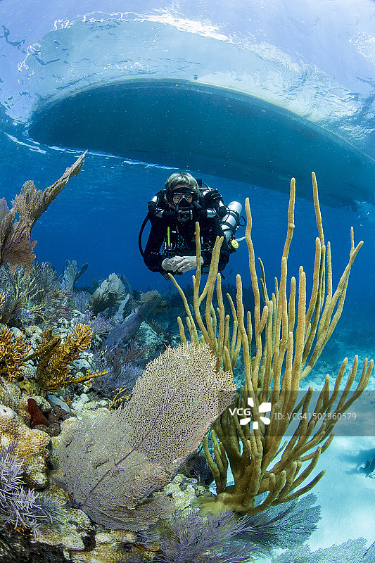 使用呼吸器的技术潜水员图片素材