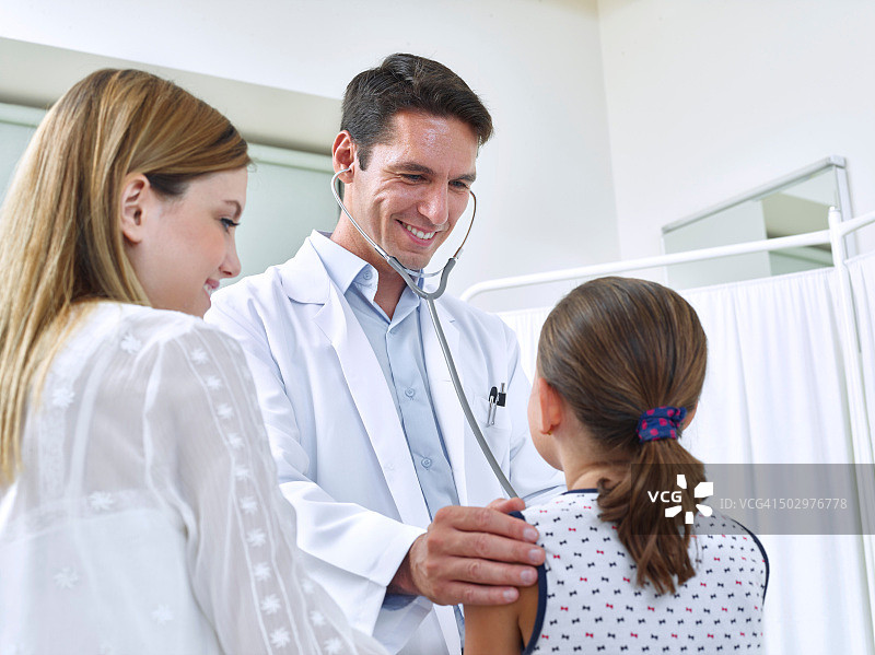 医生检查女孩图片素材