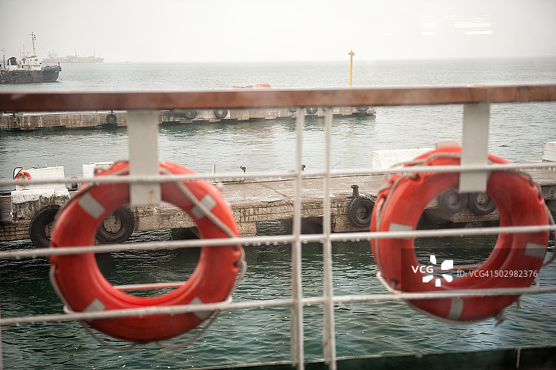 渡轮上的橙色救生圈图片素材