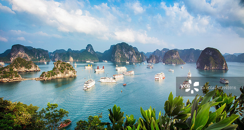 日落时分停泊船只的越南下龙湾全景图片素材