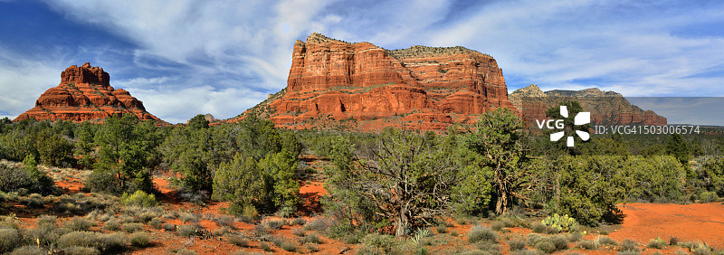 美国亚利桑那州塞多纳的钟岩和首都孤丘图片素材