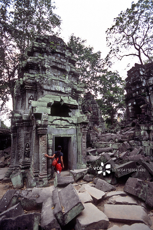在吴哥通王城的塔布笼寺漫步图片素材
