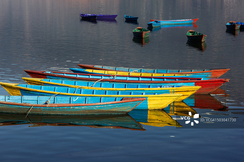 菲瓦湖上色彩鲜艳的独木舟图片素材