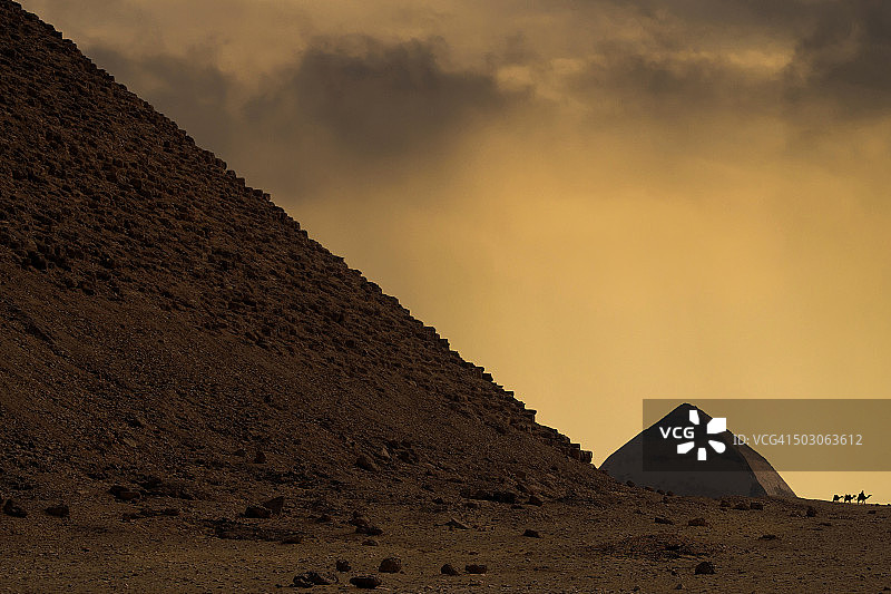埃及代赫舒尔的红色金字塔和弯曲金字塔图片素材